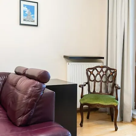 Wilanow Violet By Bookinghost * ורשה