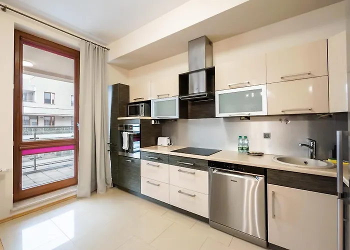 Wilanow Violet By Bookinghost